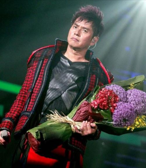 谭咏麟事件持续升级，爆料者不断放猛料，事情的真相究竟如何