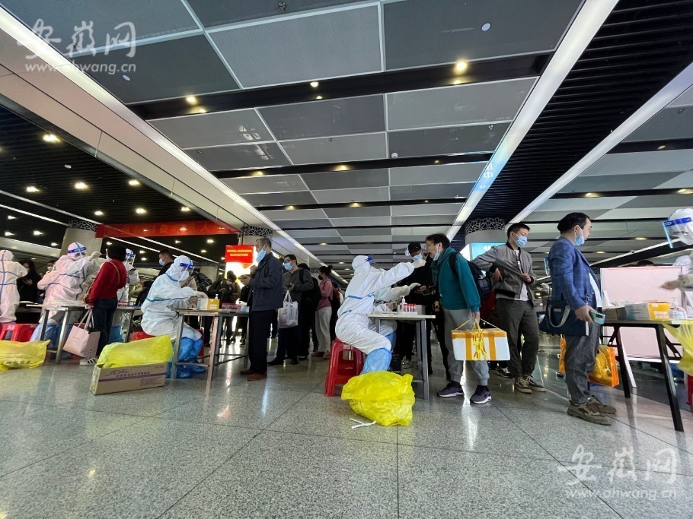 新安晚报记者实地探访合肥火车站、高铁南站、高速收费站核酸采样点