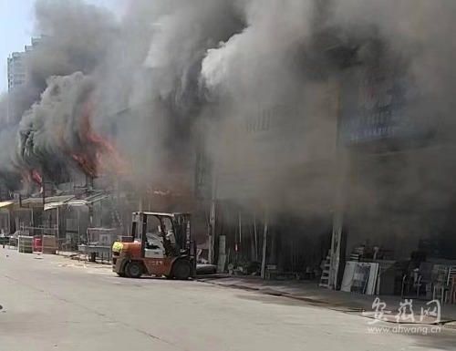 合肥周谷堆建材家具批发市场发生火灾 不少库存货物被烧