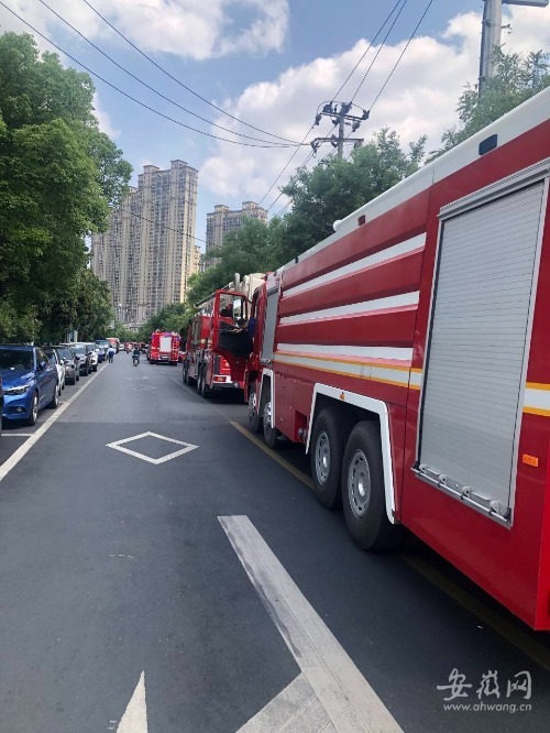 合肥周谷堆建材家具批发市场发生火灾 不少库存货物被烧