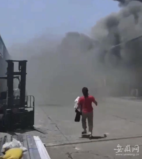 合肥周谷堆建材家具批发市场发生火灾 不少库存货物被烧