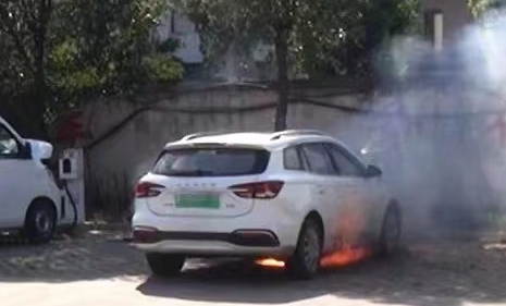 合肥街头，一车突发自燃！这个提醒一定要看